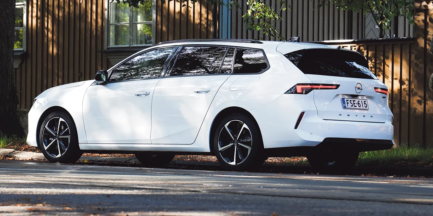 opel astra st SAMA HINTA - ENEMMÄN VAKIOVARUSTEITA mäkelän autossa